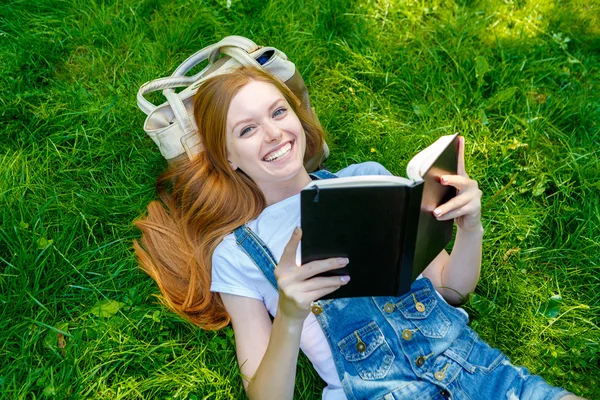 Mooie lachende roodharige jonge vrouw — Stockfoto