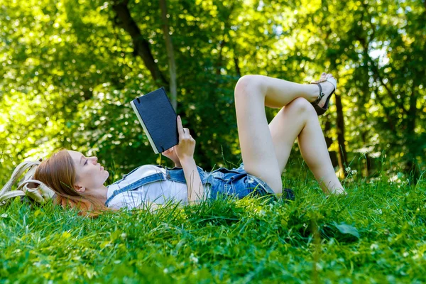 Mooie lachende roodharige jonge vrouw — Stockfoto