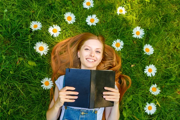 Mooie lachende roodharige jonge vrouw — Stockfoto