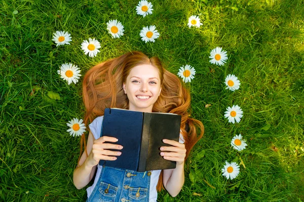 Mooie lachende roodharige jonge vrouw — Stockfoto