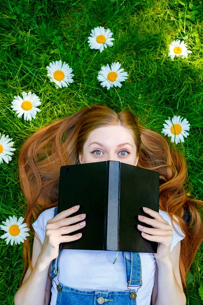 Mooie lachende roodharige jonge vrouw — Stockfoto