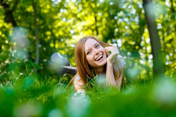 Bella sorridente giovane donna dai capelli rossi — Foto Stock