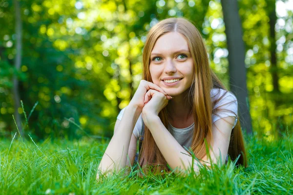 Bonita sorridente ruiva jovem mulher — Fotografia de Stock