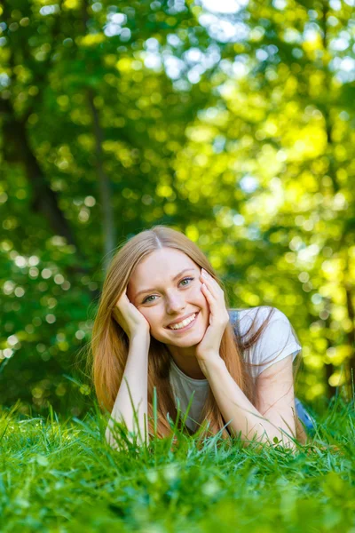 Smuk smilende rødhåret ung kvinde - Stock-foto