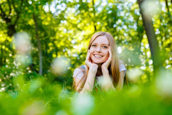 Bella sorridente giovane donna dai capelli rossi — Foto Stock