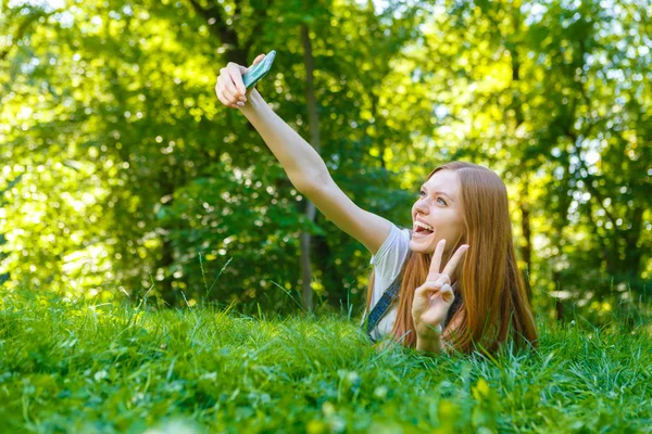 Hermosa sonriente joven pelirroja — Foto de Stock