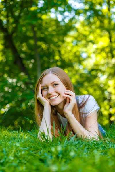 Bella sorridente giovane donna dai capelli rossi — Foto Stock