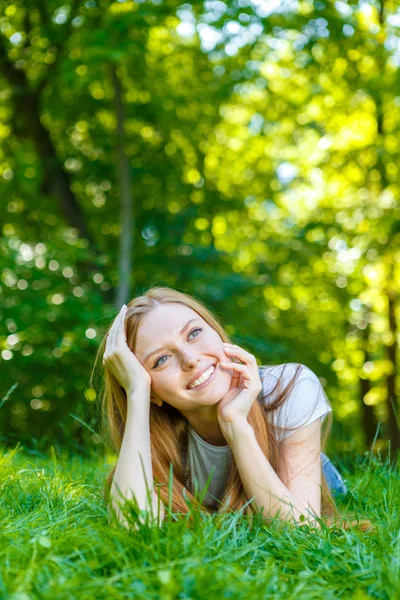 Bella sorridente giovane donna dai capelli rossi — Foto Stock