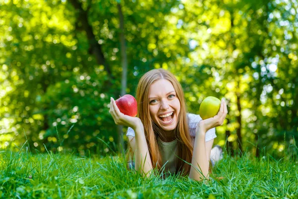 Bella sorridente giovane donna dai capelli rossi — Foto Stock