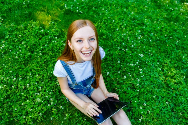 Hermosa sonriente joven pelirroja —  Fotos de Stock