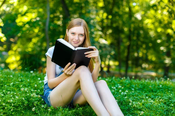 Mooie lachende roodharige jonge vrouw — Stockfoto