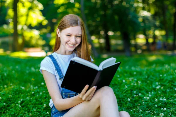 Bonita sorridente ruiva jovem mulher — Fotografia de Stock