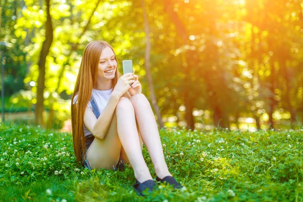 Bonita sorridente ruiva jovem mulher — Fotografia de Stock