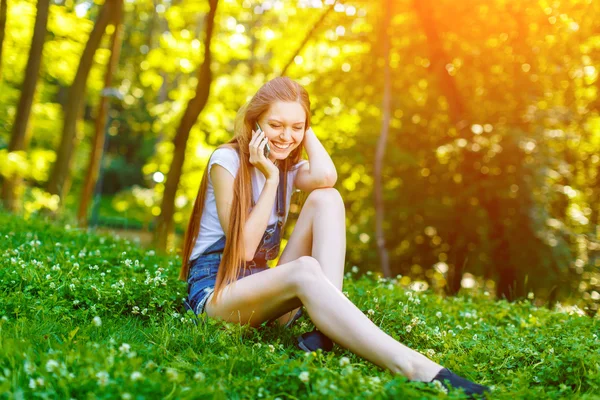 Vacker leende rödhårig ung kvinna — Stockfoto