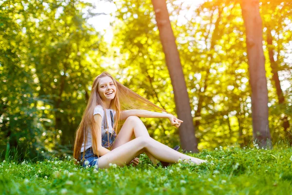 Belle jeune femme aux cheveux roux souriante — Photo