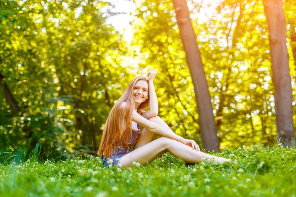 Bonita sorridente ruiva jovem mulher — Fotografia de Stock