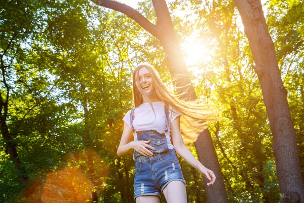 Bonita sorridente ruiva jovem mulher — Fotografia de Stock