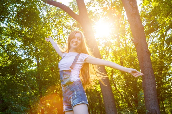 Bonita sorridente ruiva jovem mulher — Fotografia de Stock