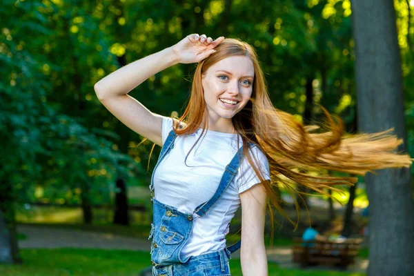 Hermosa sonriente joven pelirroja —  Fotos de Stock