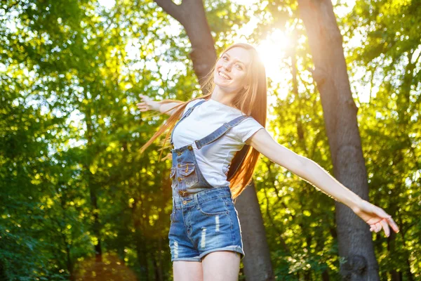 Hermosa sonriente joven pelirroja —  Fotos de Stock