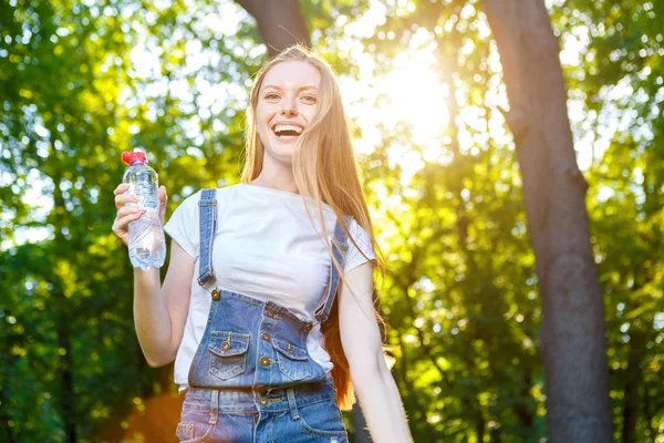 Hermosa sonriente joven pelirroja — Foto de Stock