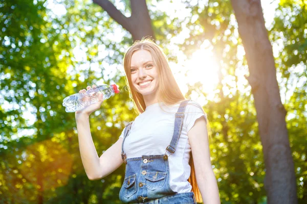 Hermosa sonriente joven pelirroja — Foto de Stock