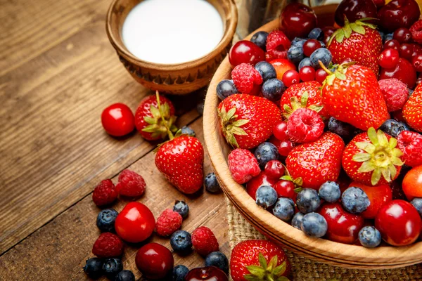 Fresh summer berries — Stock Photo, Image