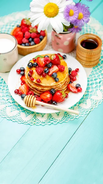 Stapel von Pfannkuchen auf Holzboden — Stockfoto