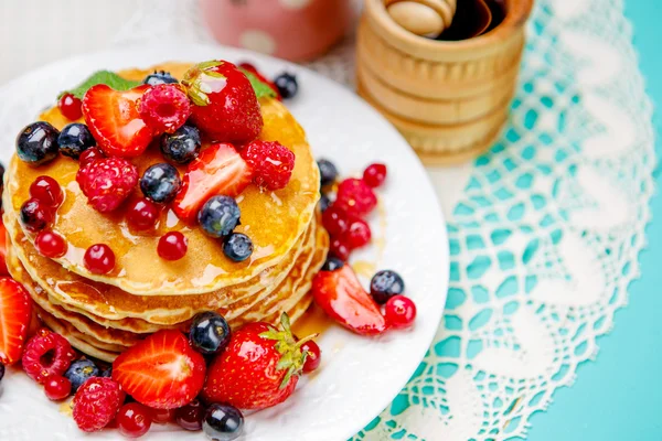 Stapel von Pfannkuchen auf Holzboden — Stockfoto