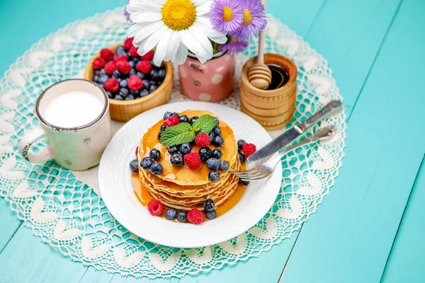 Stapel von Pfannkuchen auf Holzboden — Stockfoto