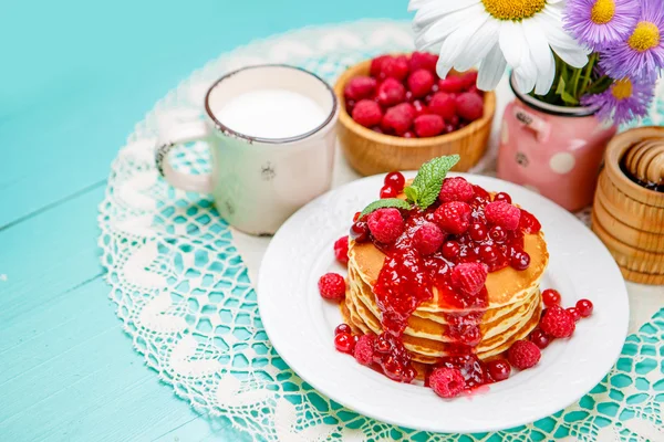 Stapel von Pfannkuchen auf Holzboden — Stockfoto