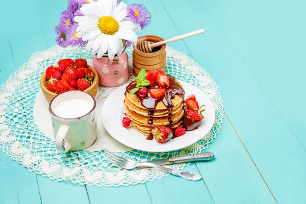 Stapel von Pfannkuchen auf Holzboden — Stockfoto