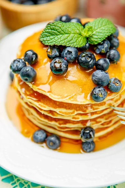 Pile de crêpes sur fond en bois — Photo