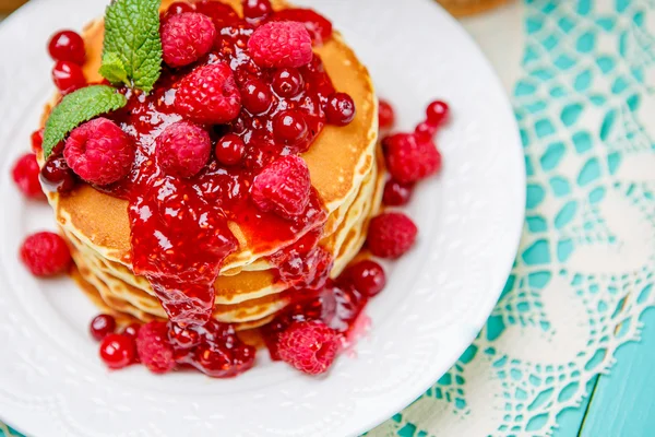 Pile de crêpes sur fond en bois — Photo