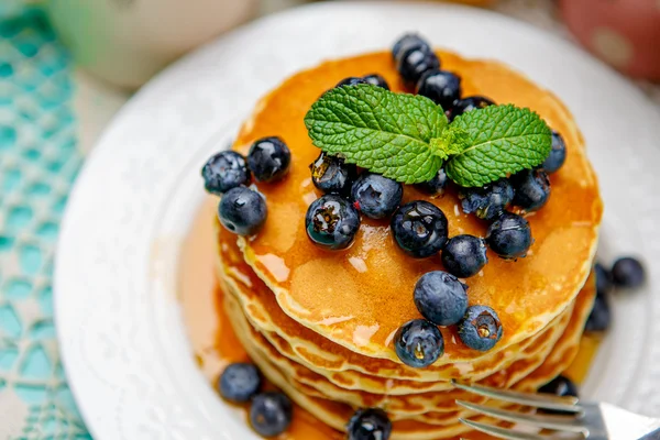 Pile de crêpes sur fond en bois — Photo