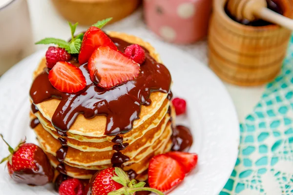 Stack pannkakor på trä bakgrund — Stockfoto