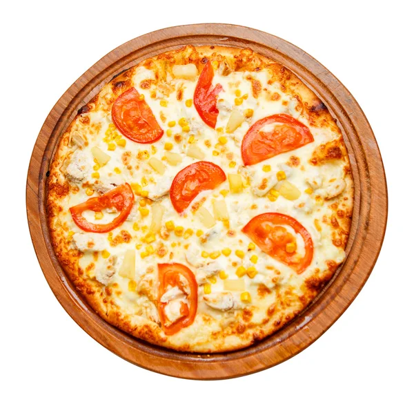 Пицца на деревянной тарелке — стоковое фото