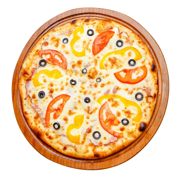 Pizza sur assiette en bois — Photo