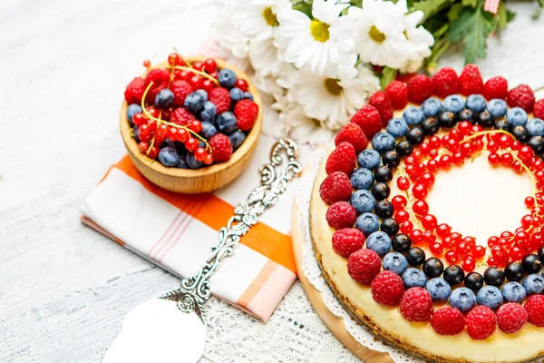 Himbeer-Blaubeer-Käsekuchen auf Holztisch — Stockfoto