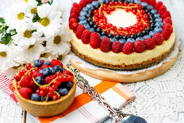 Tarta de queso con frambuesa y arándanos sobre mesa de madera —  Fotos de Stock