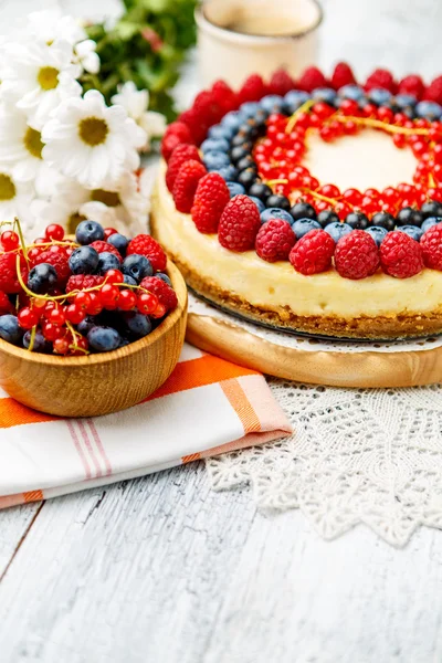 Tarta de queso con frambuesa y arándanos sobre mesa de madera —  Fotos de Stock