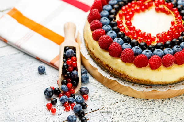 Tarta de queso con frambuesa y arándanos sobre mesa de madera —  Fotos de Stock