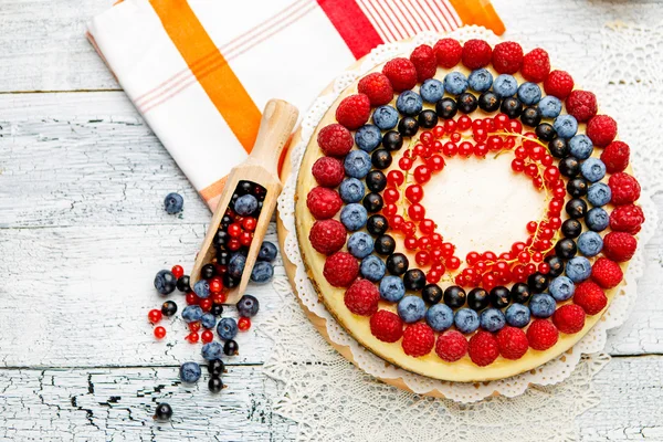 Tarta de queso con frambuesa y arándanos sobre mesa de madera —  Fotos de Stock