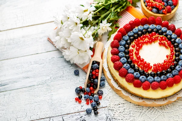 Himbeer-Blaubeer-Käsekuchen auf Holztisch — Stockfoto