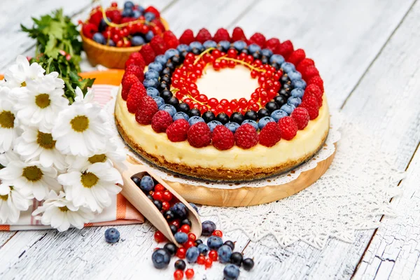 Himbeer-Blaubeer-Käsekuchen auf Holztisch — Stockfoto