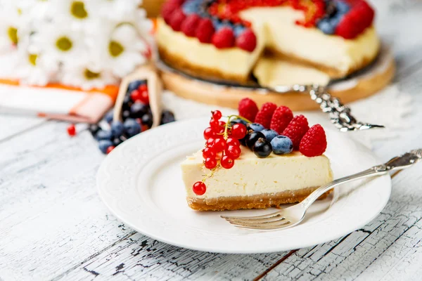 Himbeer-Blaubeer-Käsekuchen auf Holztisch — Stockfoto