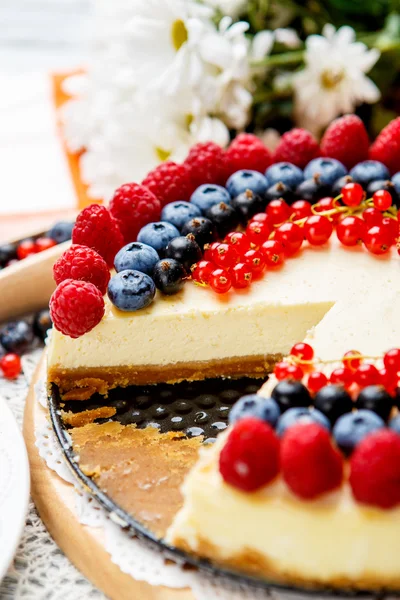 Tarta de queso con frambuesa y arándanos sobre mesa de madera —  Fotos de Stock