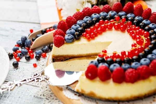 Maliny a borůvky tvarohový koláč na dřevěný stůl — Stock fotografie