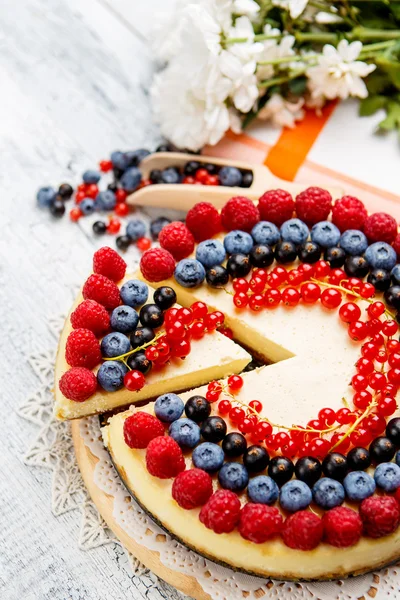 Tarta de queso con frambuesa y arándanos sobre mesa de madera —  Fotos de Stock