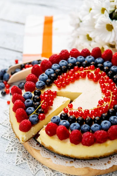 Tarta de queso con frambuesa y arándanos sobre mesa de madera —  Fotos de Stock